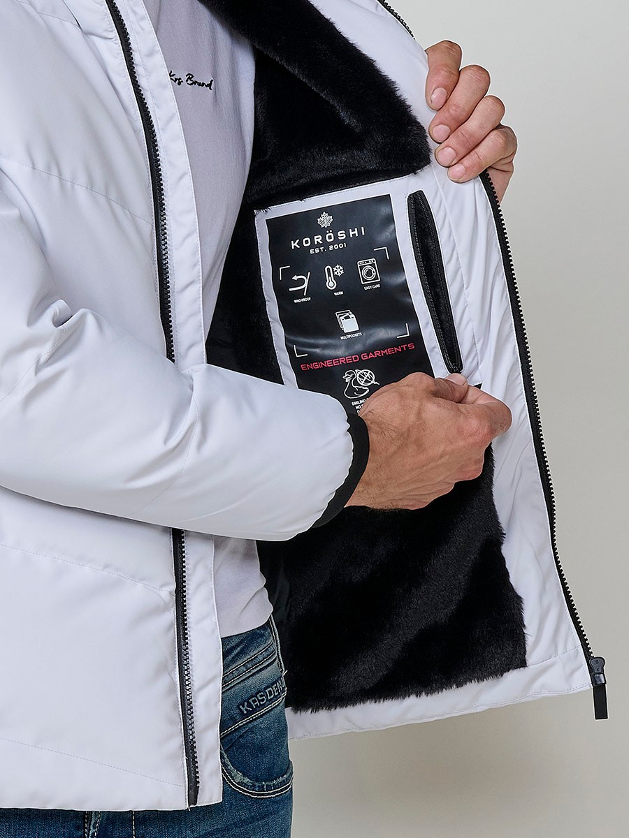 Gesteppte perlgraue Herrenjacke mit hohem Kragen, Kapuze, Reißverschluss und Taschen. Aus 100 % Polyester, warm, leicht und strapazierfähig.