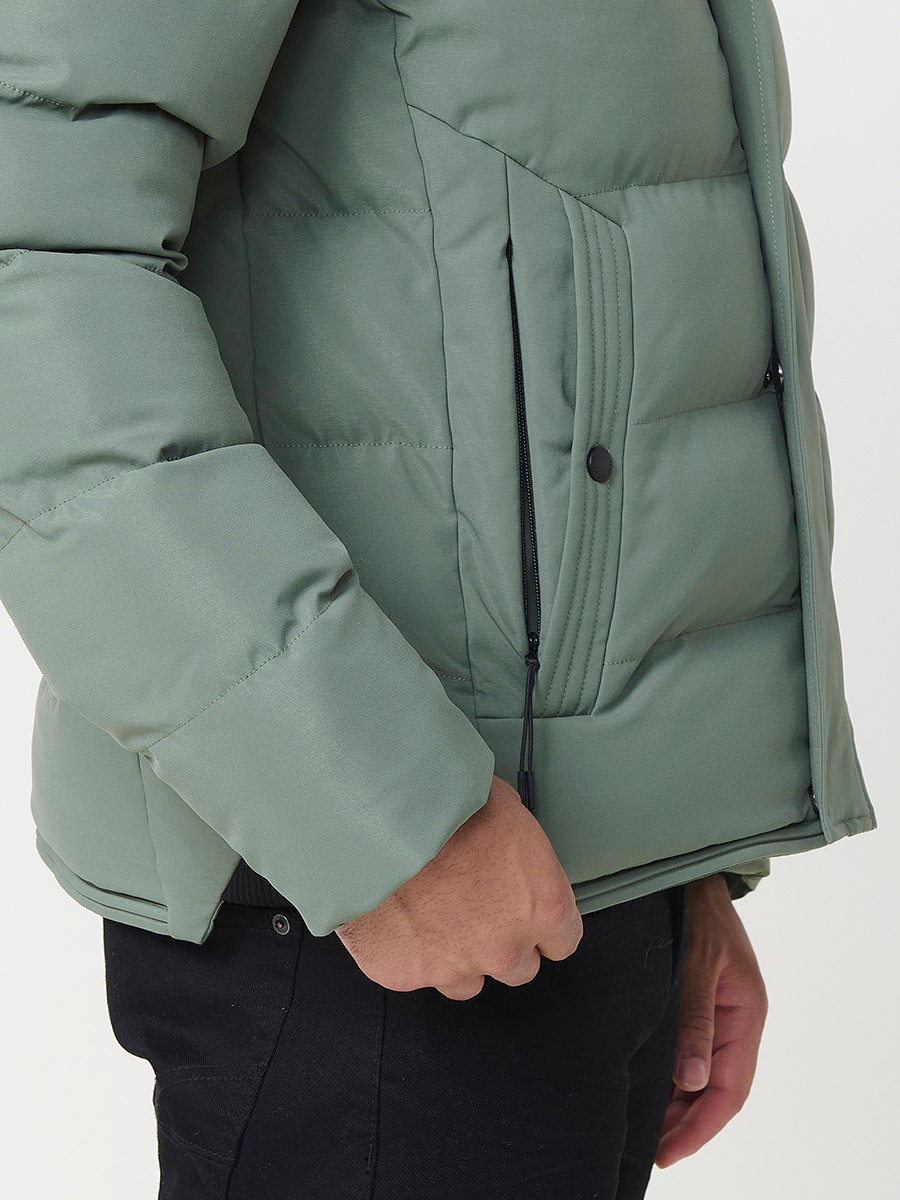 Gesteppte grüne Herrenjacke mit hohem Kragen, Kapuze, Reißverschluss und Taschen. Aus 100 % Polyester, warm, strapazierfähig und leicht.