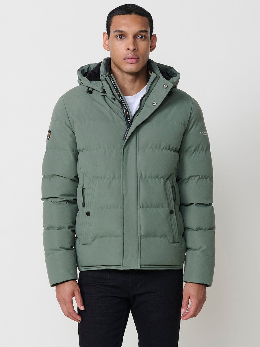 Gesteppte grüne Herrenjacke mit hohem Kragen, Kapuze, Reißverschluss und Taschen. Aus 100 % Polyester, warm, strapazierfähig und leicht.
