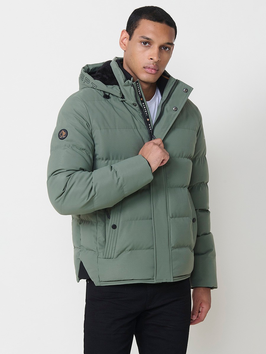 Gesteppte grüne Herrenjacke mit hohem Kragen, Kapuze, Reißverschluss und Taschen. Aus 100 % Polyester, warm, strapazierfähig und leicht.