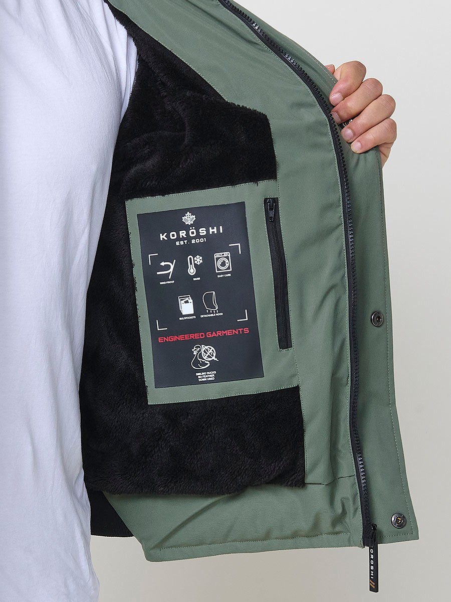 Gesteppte grüne Herrenjacke mit hohem Kragen, Kapuze, Reißverschluss und Taschen. Aus 100 % Polyester, warm, strapazierfähig und leicht.