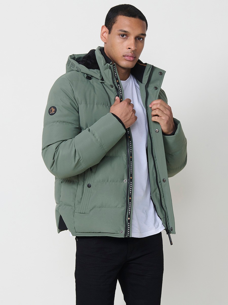 Gesteppte grüne Herrenjacke mit hohem Kragen, Kapuze, Reißverschluss und Taschen. Aus 100 % Polyester, warm, strapazierfähig und leicht.
