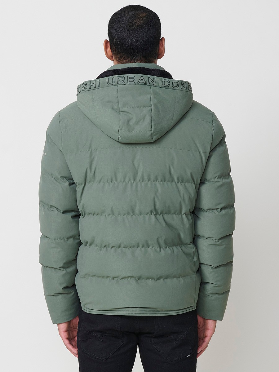 Gesteppte grüne Herrenjacke mit hohem Kragen, Kapuze, Reißverschluss und Taschen. Aus 100 % Polyester, warm, strapazierfähig und leicht.