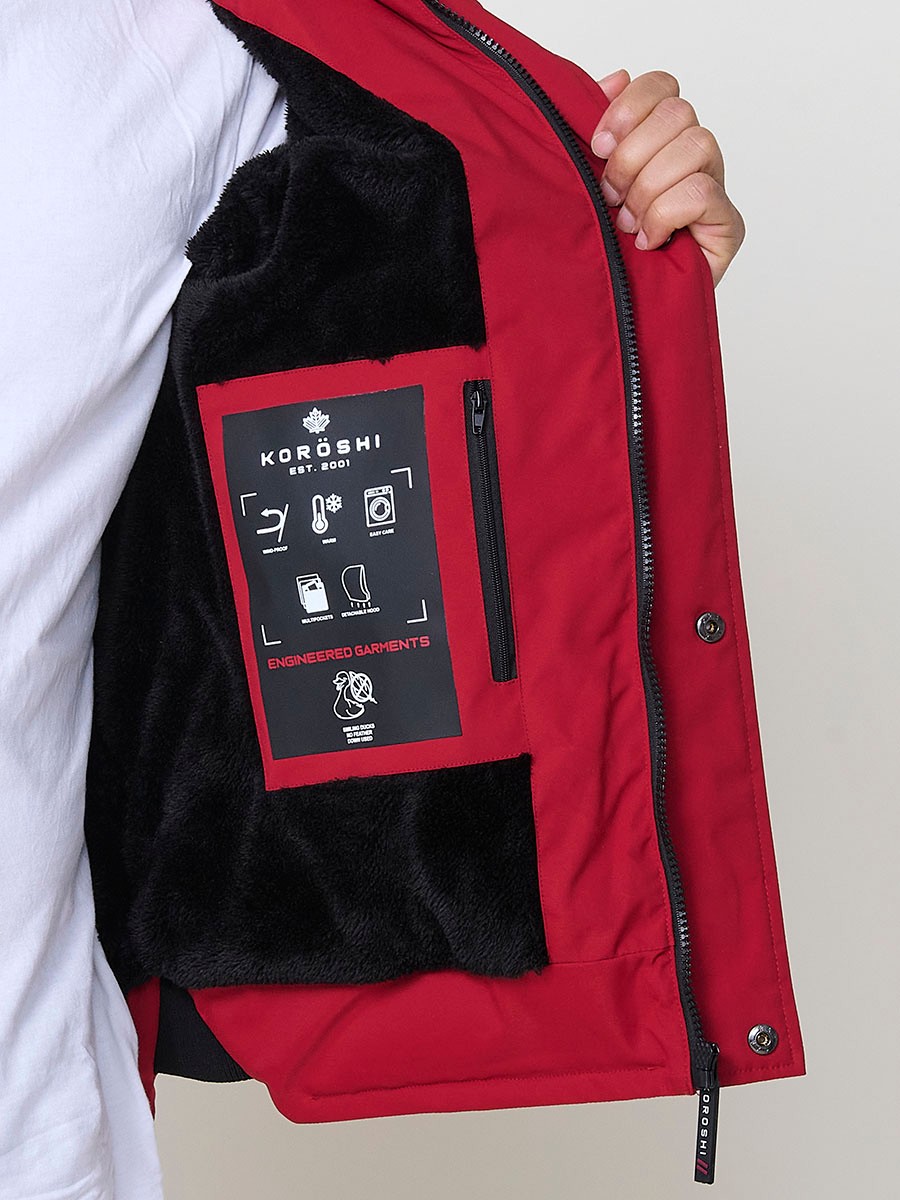 Gesteppte rote Herrenjacke mit hohem Kragen, Kapuze, Reißverschluss und Taschen. Aus 100 % Polyester, warm, leicht und strapazierfähig.