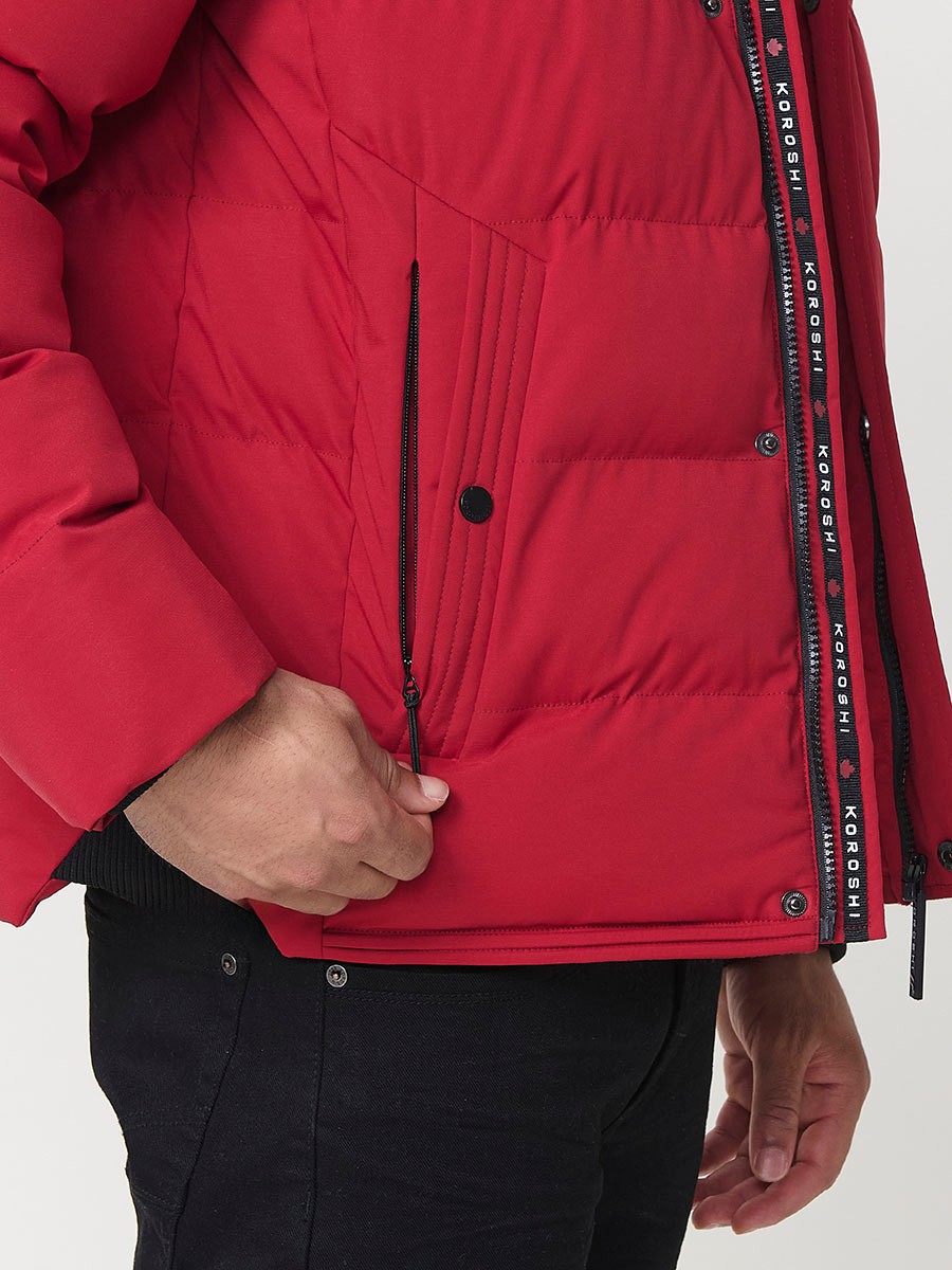 Gesteppte rote Herrenjacke mit hohem Kragen, Kapuze, Reißverschluss und Taschen. Aus 100 % Polyester, warm, leicht und strapazierfähig.