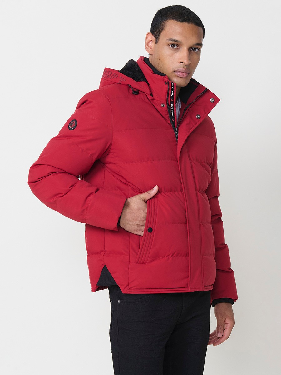 Gesteppte rote Herrenjacke mit hohem Kragen, Kapuze, Reißverschluss und Taschen. Aus 100 % Polyester, warm, leicht und strapazierfähig.