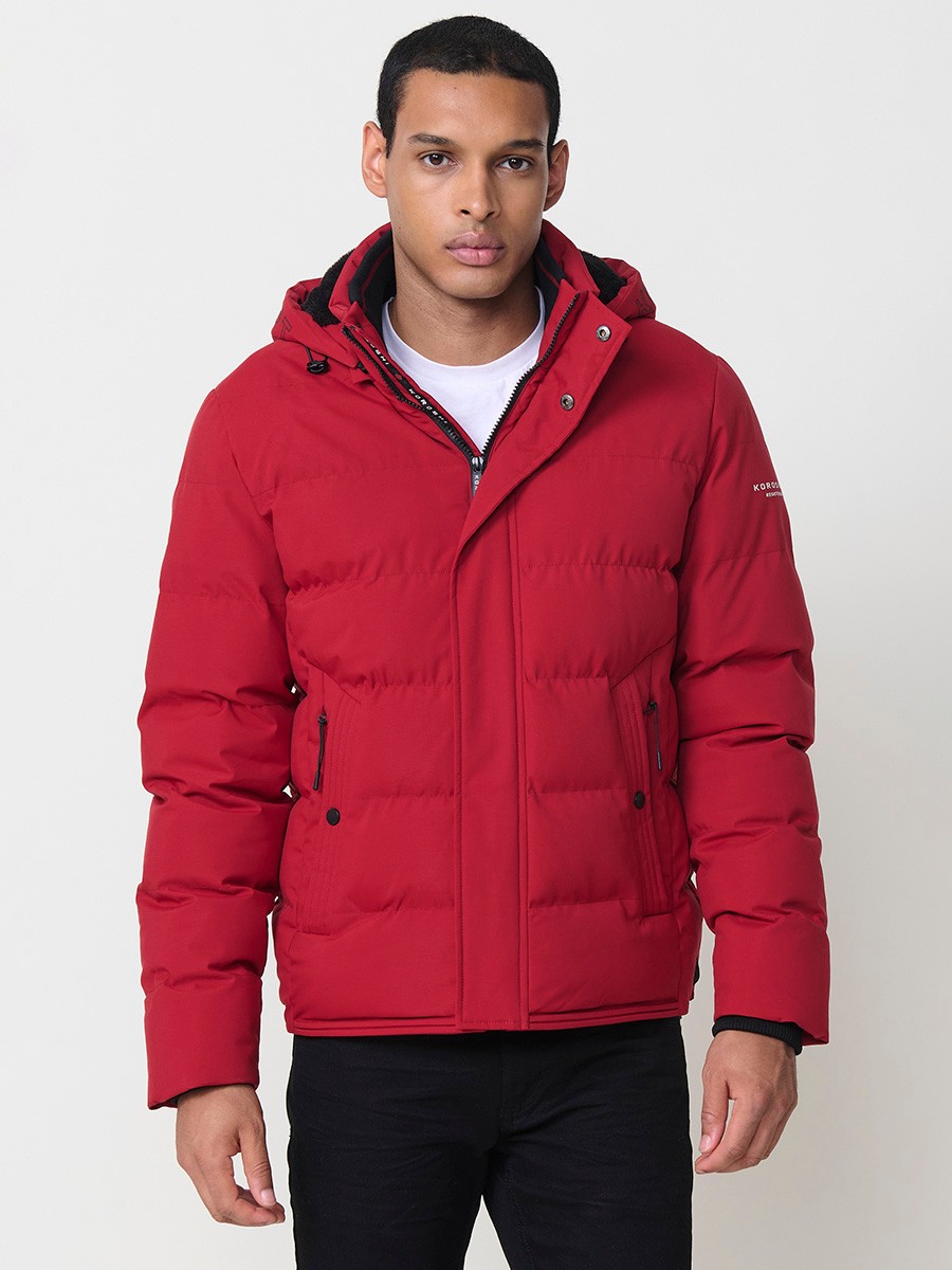 Gesteppte rote Herrenjacke mit hohem Kragen, Kapuze, Reißverschluss und Taschen. Aus 100 % Polyester, warm, leicht und strapazierfähig.