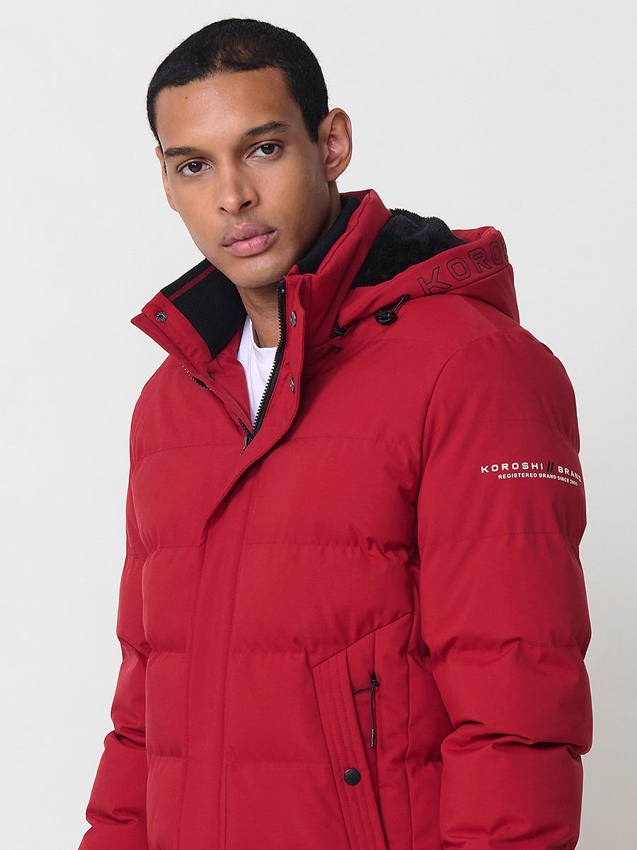 Gesteppte rote Herrenjacke mit hohem Kragen, Kapuze, Reißverschluss und Taschen. Aus 100 % Polyester, warm, leicht und strapazierfähig.