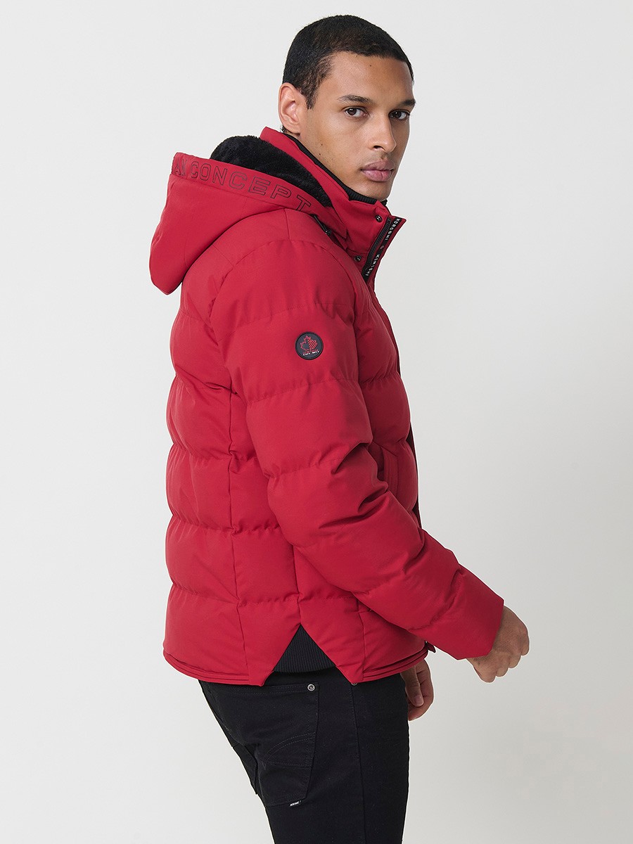 Gesteppte rote Herrenjacke mit hohem Kragen, Kapuze, Reißverschluss und Taschen. Aus 100 % Polyester, warm, leicht und strapazierfähig.