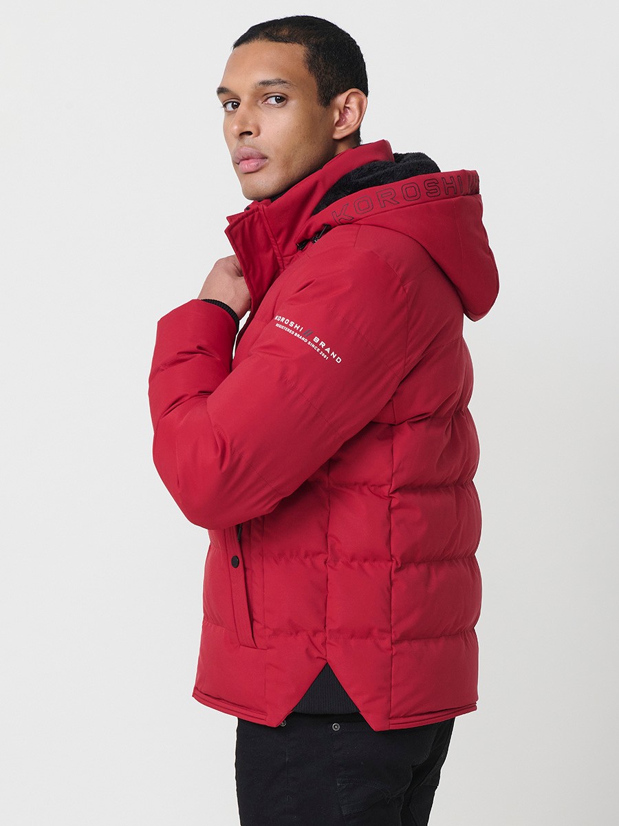Gesteppte rote Herrenjacke mit hohem Kragen, Kapuze, Reißverschluss und Taschen. Aus 100 % Polyester, warm, leicht und strapazierfähig.
