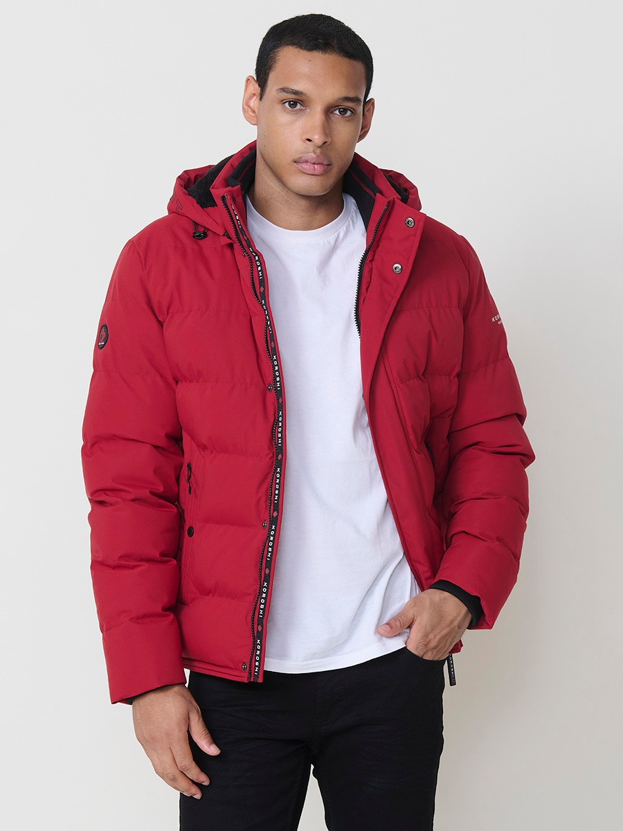 Gesteppte rote Herrenjacke mit hohem Kragen, Kapuze, Reißverschluss und Taschen. Aus 100 % Polyester, warm, leicht und strapazierfähig.