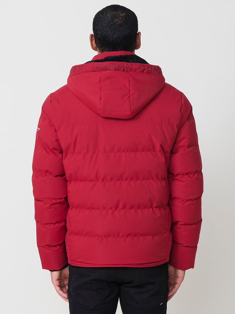 Gesteppte rote Herrenjacke mit hohem Kragen, Kapuze, Reißverschluss und Taschen. Aus 100 % Polyester, warm, leicht und strapazierfähig.