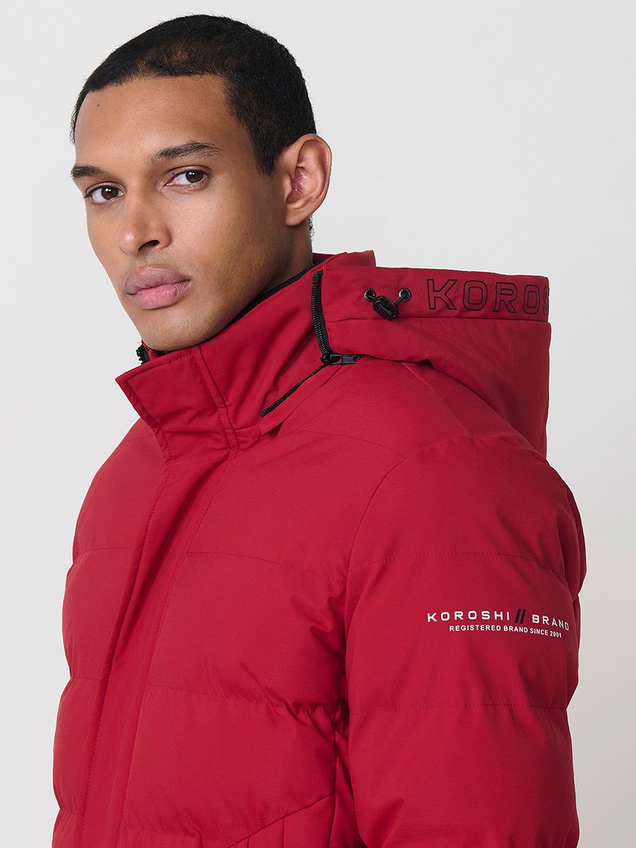 Gesteppte rote Herrenjacke mit hohem Kragen, Kapuze, Reißverschluss und Taschen. Aus 100 % Polyester, warm, leicht und strapazierfähig.