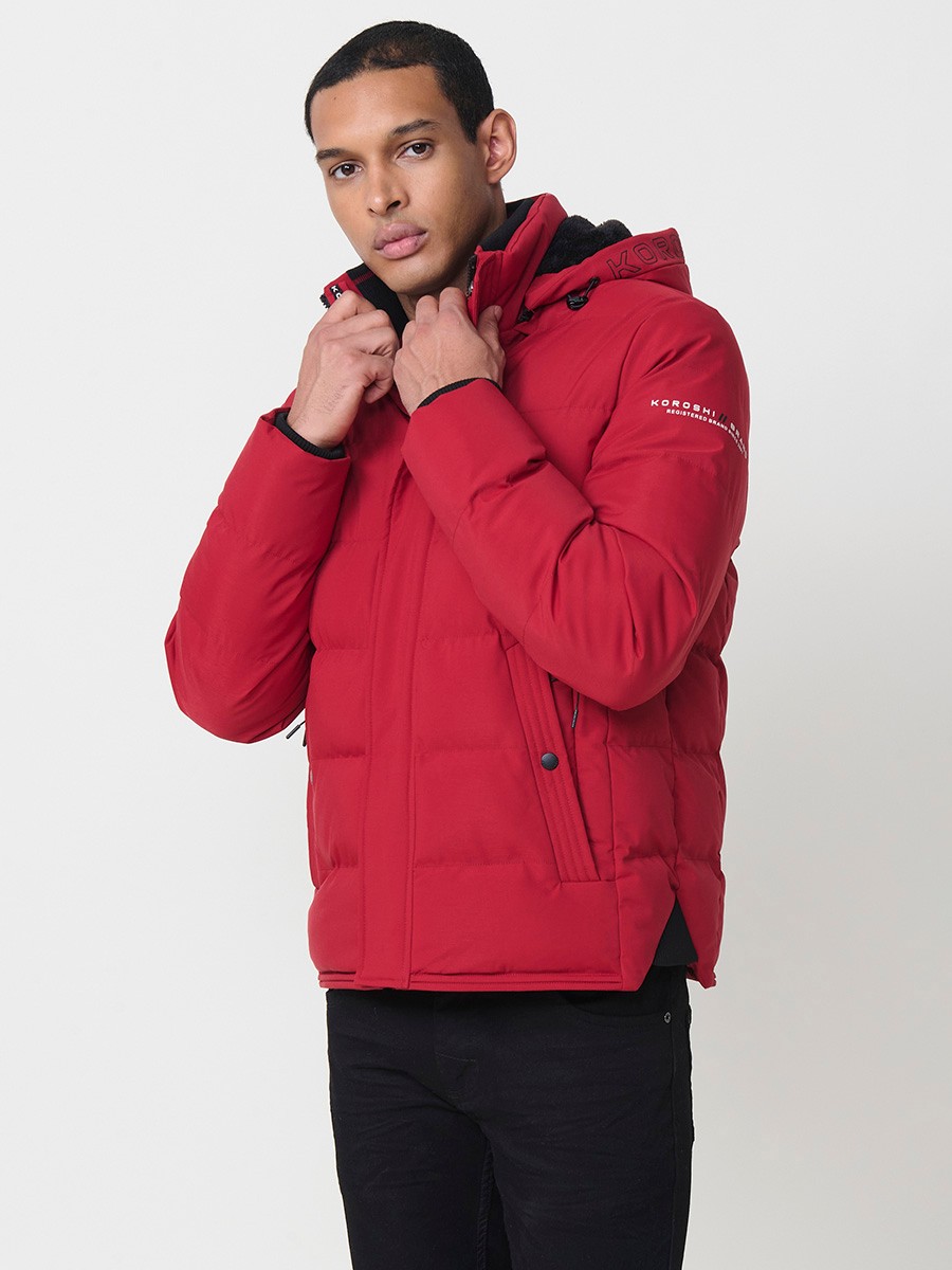 Gesteppte rote Herrenjacke mit hohem Kragen, Kapuze, Reißverschluss und Taschen. Aus 100 % Polyester, warm, leicht und strapazierfähig.