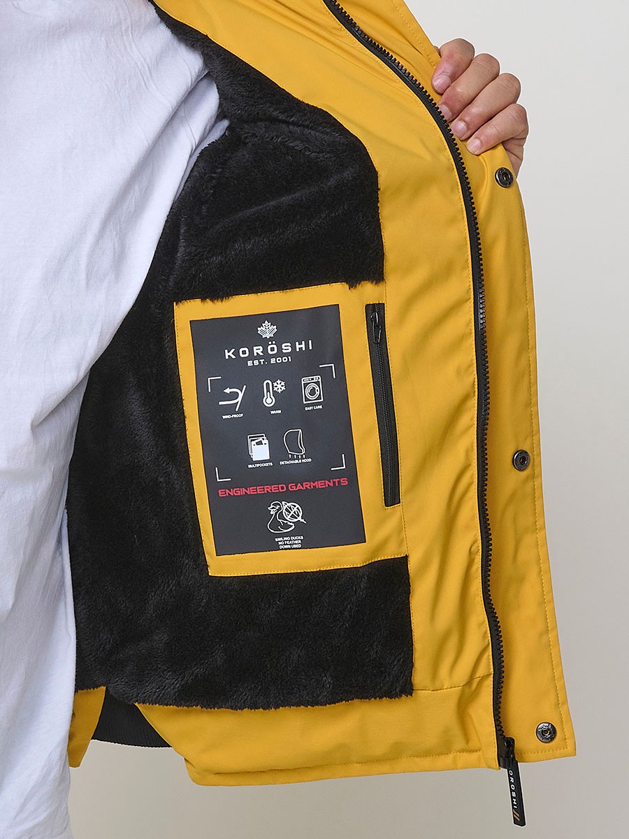 Gesteppte gelbe Herrenjacke mit hohem Kragen, Kapuze, Reißverschluss und Taschen. Aus 100 % Polyester, warm, leicht und strapazierfähig.