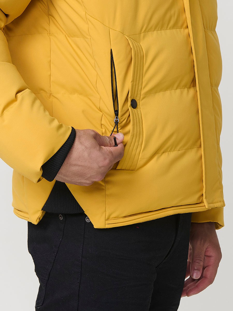 Gesteppte gelbe Herrenjacke mit hohem Kragen, Kapuze, Reißverschluss und Taschen. Aus 100 % Polyester, warm, leicht und strapazierfähig.