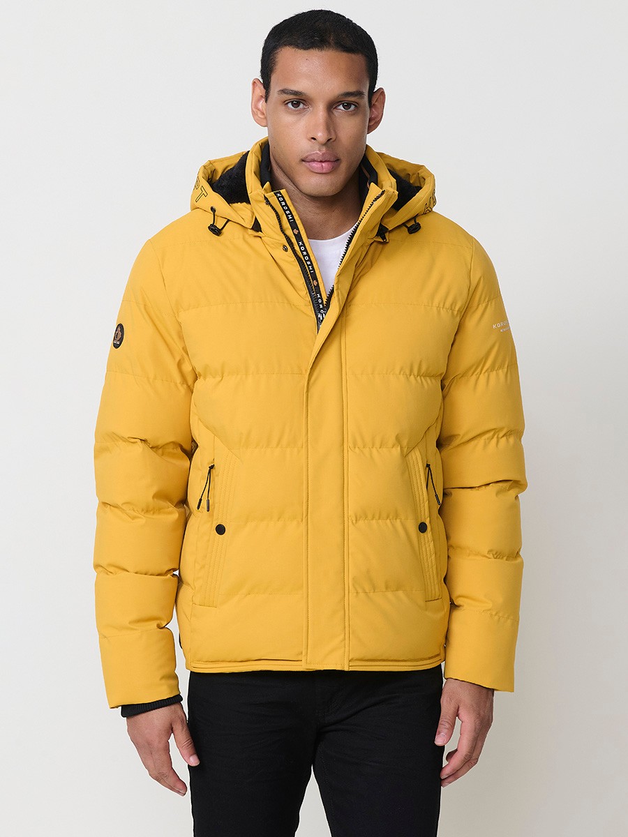 Gesteppte gelbe Herrenjacke mit hohem Kragen, Kapuze, Reißverschluss und Taschen. Aus 100 % Polyester, warm, leicht und strapazierfähig.