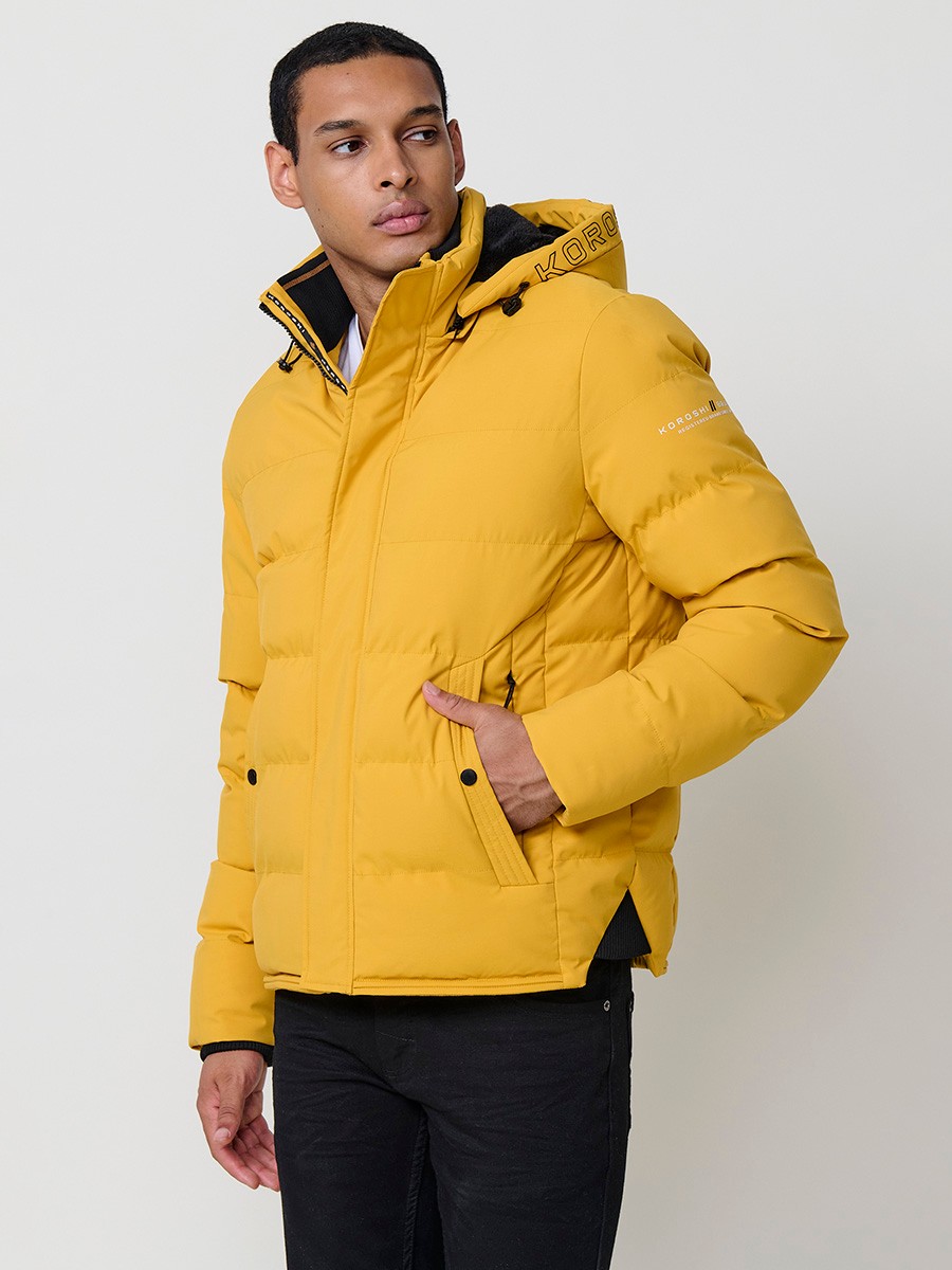 Gesteppte gelbe Herrenjacke mit hohem Kragen, Kapuze, Reißverschluss und Taschen. Aus 100 % Polyester, warm, leicht und strapazierfähig.
