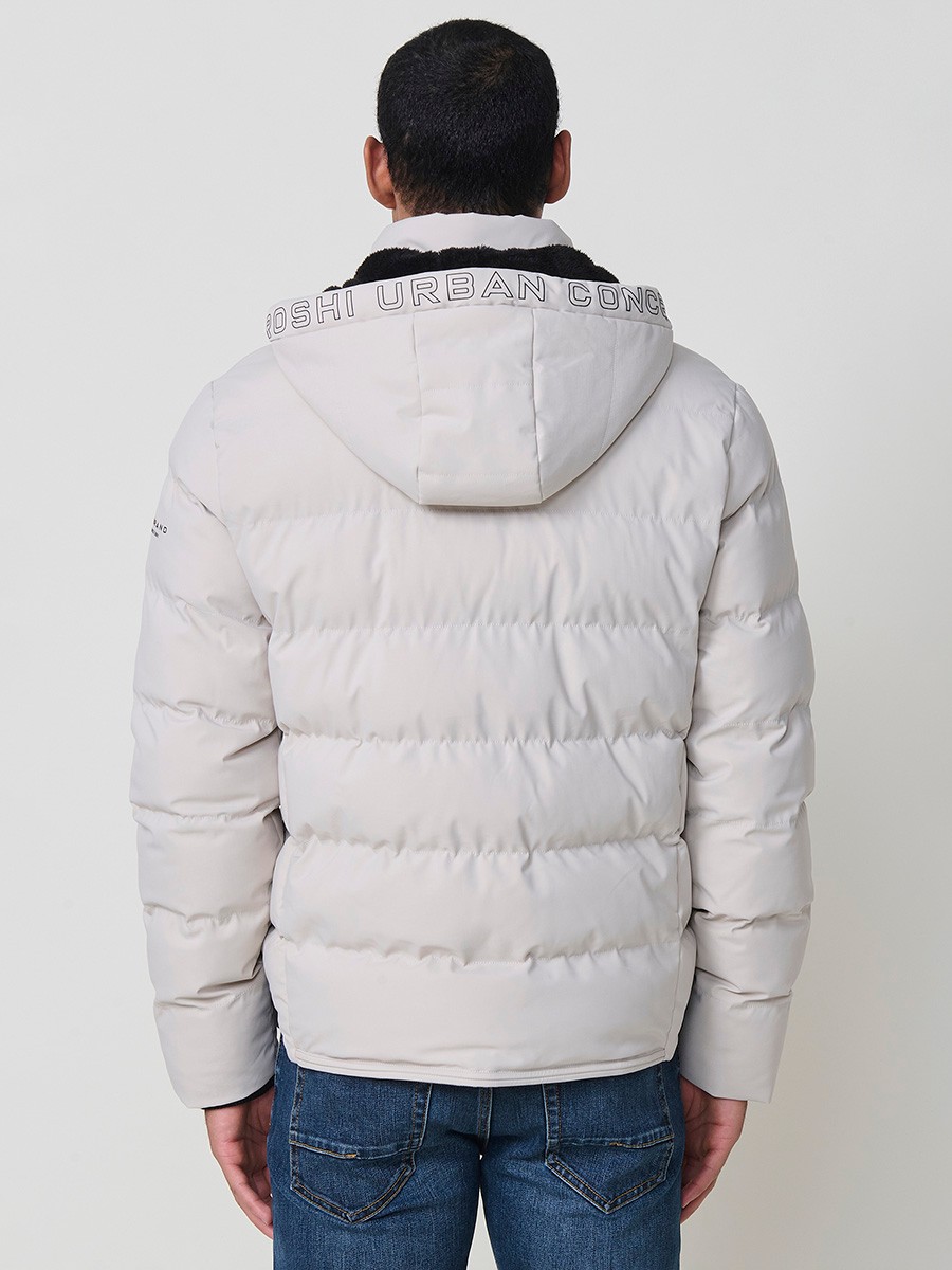 Gesteppte steinfarbene Herrenjacke mit hohem Kragen, Kapuze, Reißverschluss und Taschen. Aus 100 % Polyester, warm, strapazierfähig und leicht.