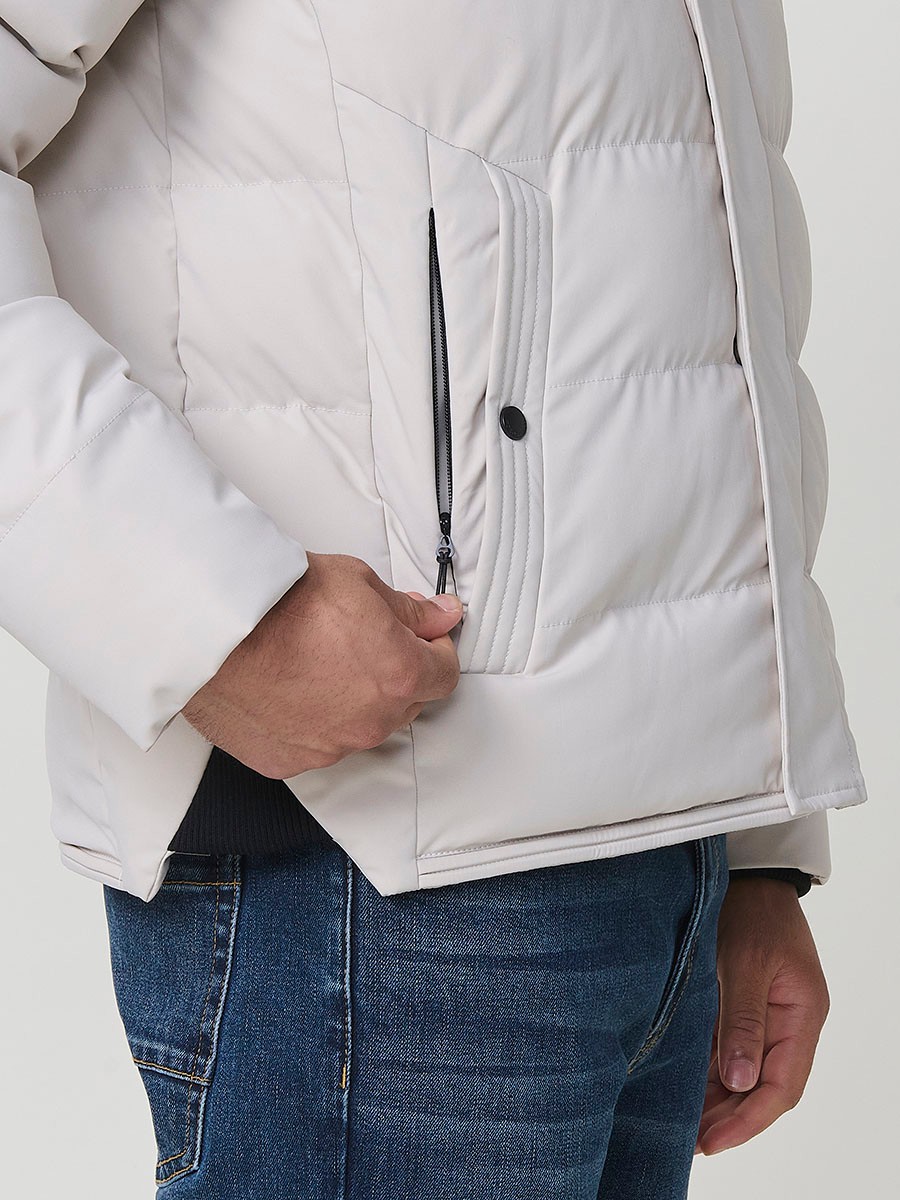 Gesteppte steinfarbene Herrenjacke mit hohem Kragen, Kapuze, Reißverschluss und Taschen. Aus 100 % Polyester, warm, strapazierfähig und leicht.