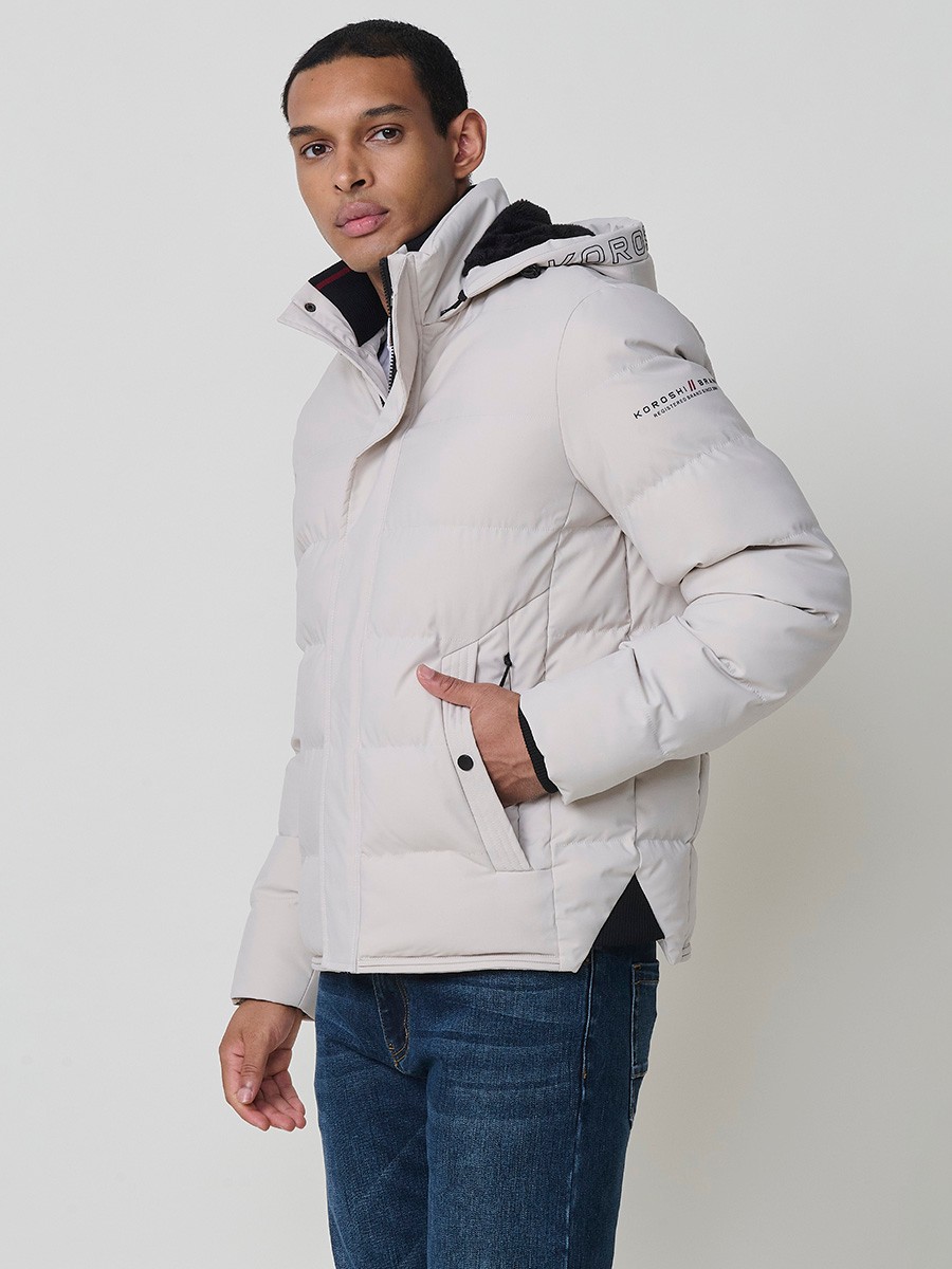 Gesteppte steinfarbene Herrenjacke mit hohem Kragen, Kapuze, Reißverschluss und Taschen. Aus 100 % Polyester, warm, strapazierfähig und leicht.