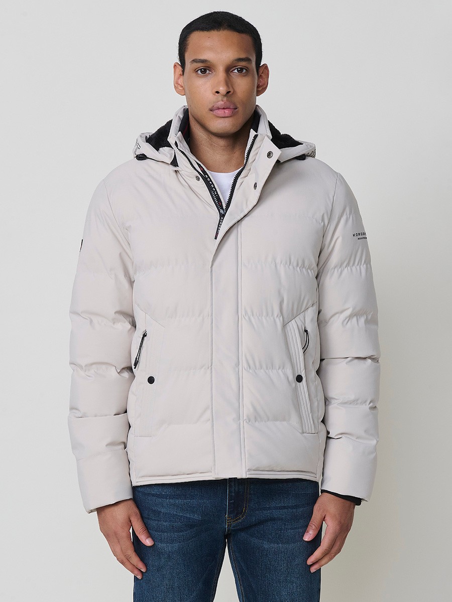 Gesteppte steinfarbene Herrenjacke mit hohem Kragen, Kapuze, Reißverschluss und Taschen. Aus 100 % Polyester, warm, strapazierfähig und leicht.