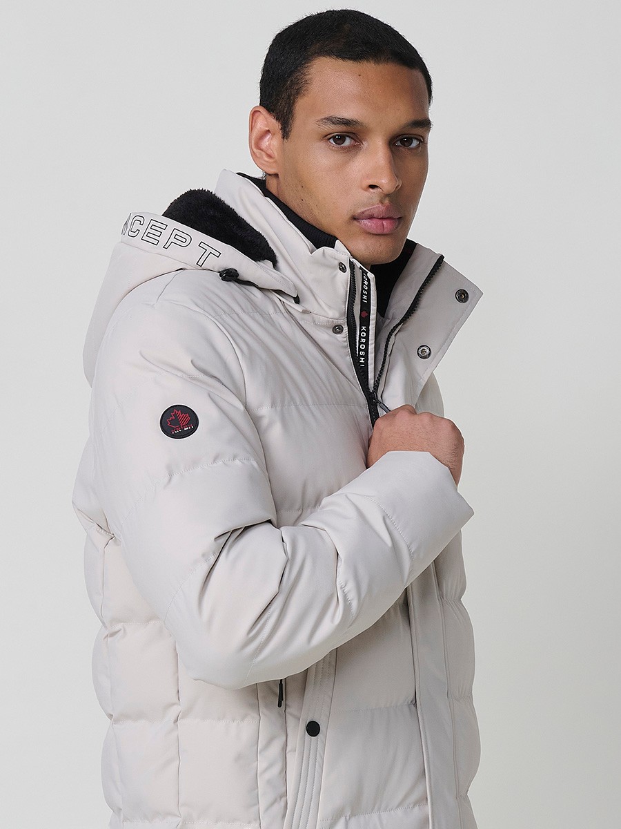 Gesteppte steinfarbene Herrenjacke mit hohem Kragen, Kapuze, Reißverschluss und Taschen. Aus 100 % Polyester, warm, strapazierfähig und leicht.