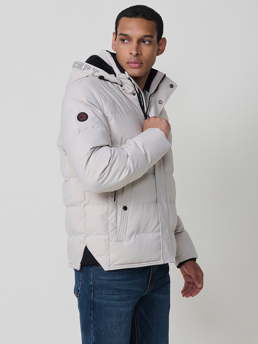 Gesteppte steinfarbene Herrenjacke mit hohem Kragen, Kapuze, Reißverschluss und Taschen. Aus 100 % Polyester, warm, strapazierfähig und leicht.