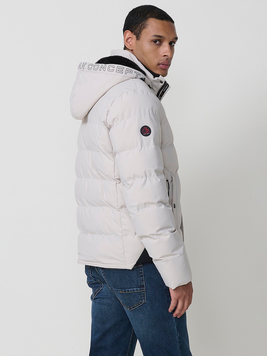 Gesteppte steinfarbene Herrenjacke mit hohem Kragen, Kapuze, Reißverschluss und Taschen. Aus 100 % Polyester, warm, strapazierfähig und leicht.