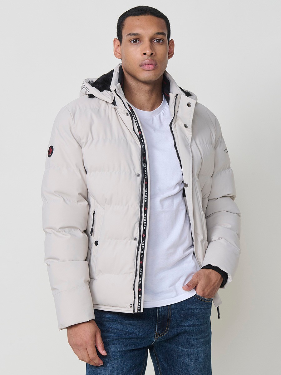 Gesteppte steinfarbene Herrenjacke mit hohem Kragen, Kapuze, Reißverschluss und Taschen. Aus 100 % Polyester, warm, strapazierfähig und leicht.