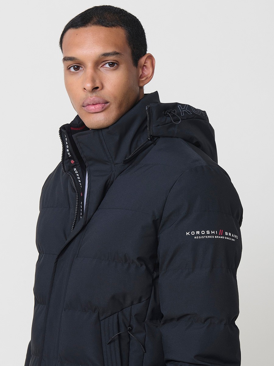Gesteppte anthrazitfarbene Herrenjacke mit hohem Kragen, Kapuze, Reißverschluss und Taschen. Aus 100 % Polyester, warm, strapazierfähig und leicht. 4