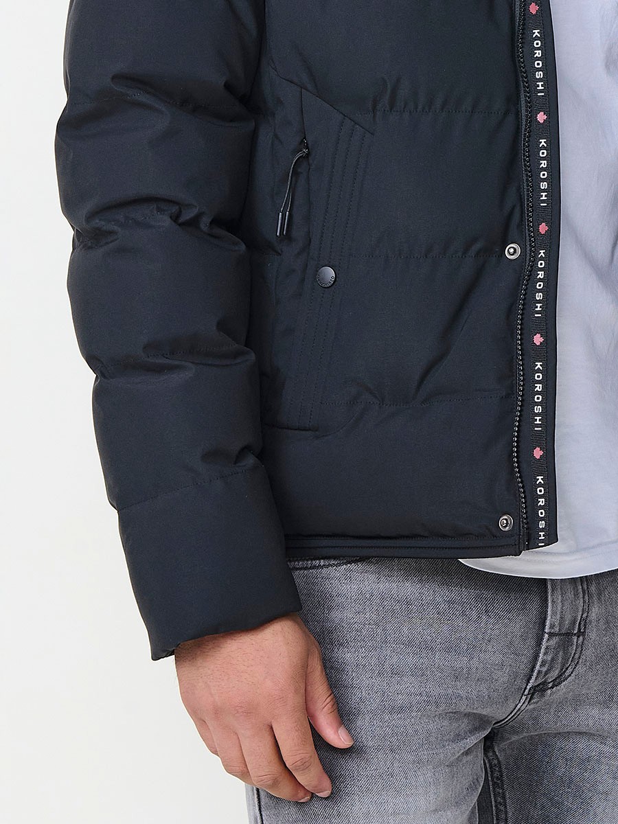 Gesteppte anthrazitfarbene Herrenjacke mit hohem Kragen, Kapuze, Reißverschluss und Taschen. Aus 100 % Polyester, warm, strapazierfähig und leicht. 9