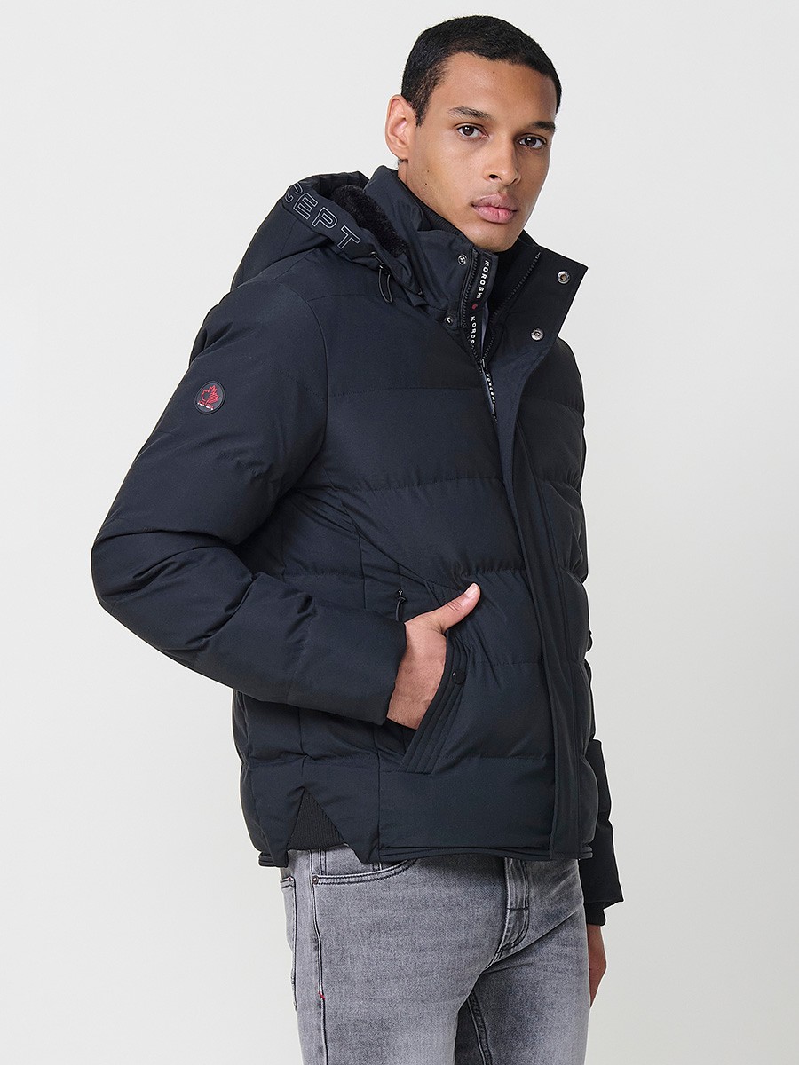 Gesteppte anthrazitfarbene Herrenjacke mit hohem Kragen, Kapuze, Reißverschluss und Taschen. Aus 100 % Polyester, warm, strapazierfähig und leicht. 1