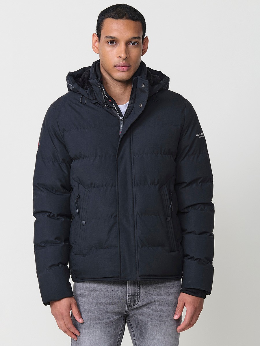 Gesteppte anthrazitfarbene Herrenjacke mit hohem Kragen, Kapuze, Reißverschluss und Taschen. Aus 100 % Polyester, warm, strapazierfähig und leicht. 10