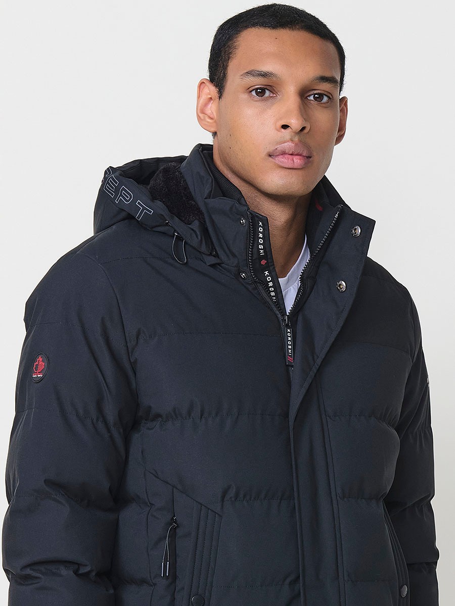 Gesteppte anthrazitfarbene Herrenjacke mit hohem Kragen, Kapuze, Reißverschluss und Taschen. Aus 100 % Polyester, warm, strapazierfähig und leicht. 6