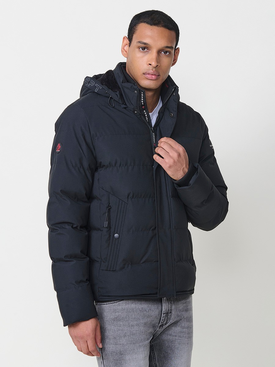 Gesteppte anthrazitfarbene Herrenjacke mit hohem Kragen, Kapuze, Reißverschluss und Taschen. Aus 100 % Polyester, warm, strapazierfähig und leicht. 7