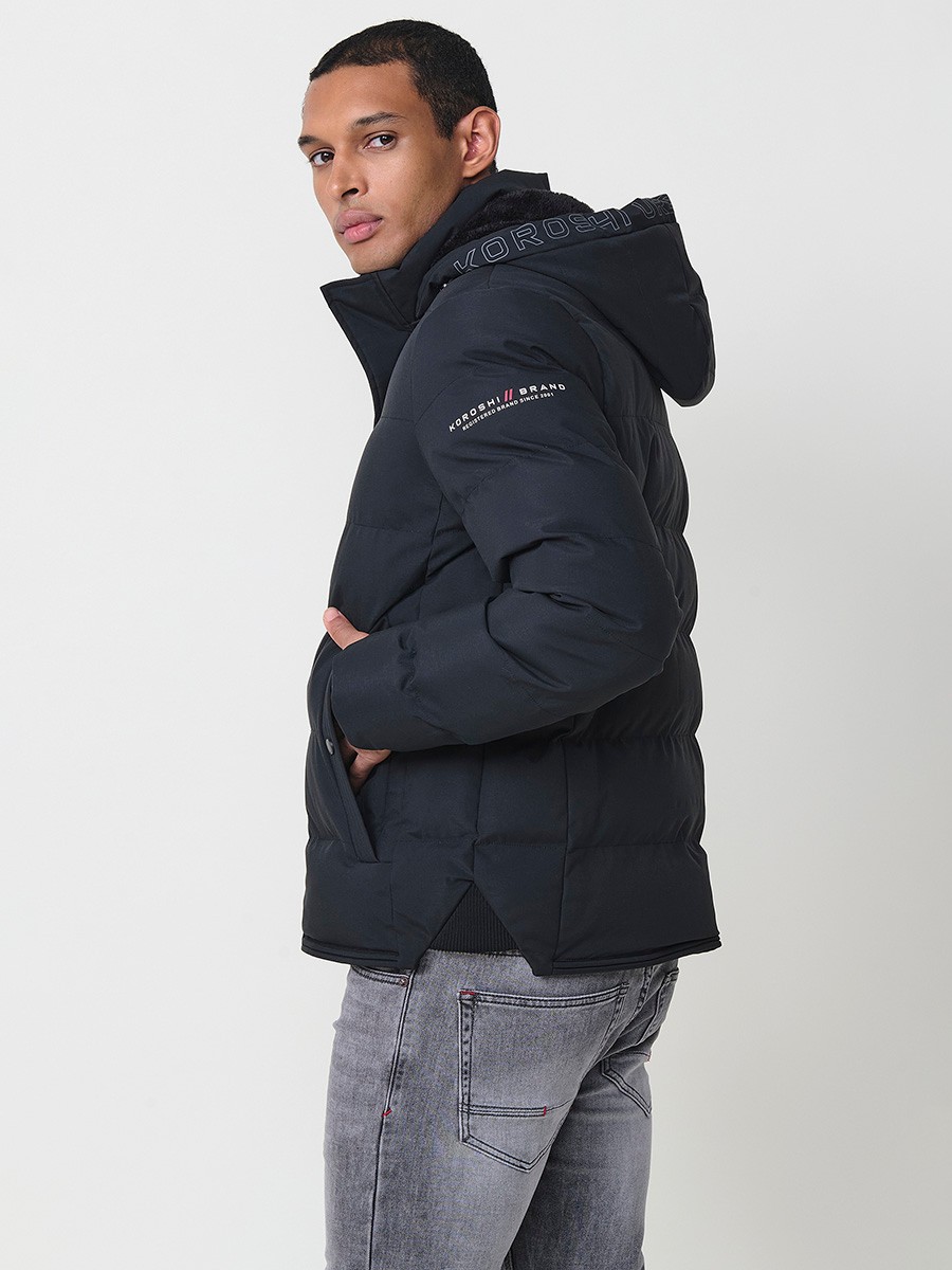Gesteppte anthrazitfarbene Herrenjacke mit hohem Kragen, Kapuze, Reißverschluss und Taschen. Aus 100 % Polyester, warm, strapazierfähig und leicht. 5