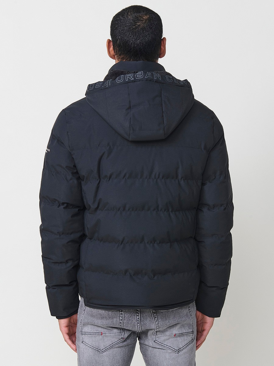 Gesteppte anthrazitfarbene Herrenjacke mit hohem Kragen, Kapuze, Reißverschluss und Taschen. Aus 100 % Polyester, warm, strapazierfähig und leicht. 11
