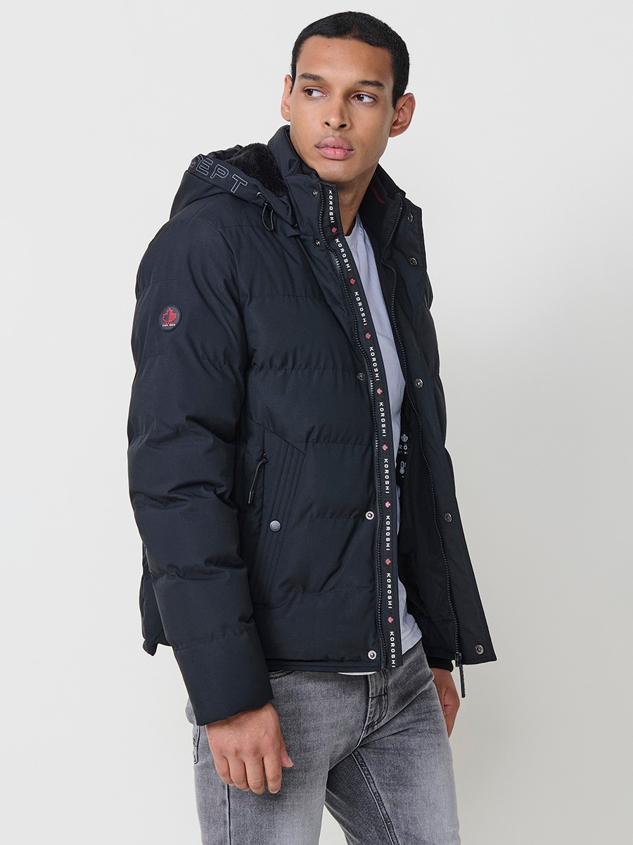 Gesteppte anthrazitfarbene Herrenjacke mit hohem Kragen, Kapuze, Reißverschluss und Taschen. Aus 100 % Polyester, warm, strapazierfähig und leicht. 3