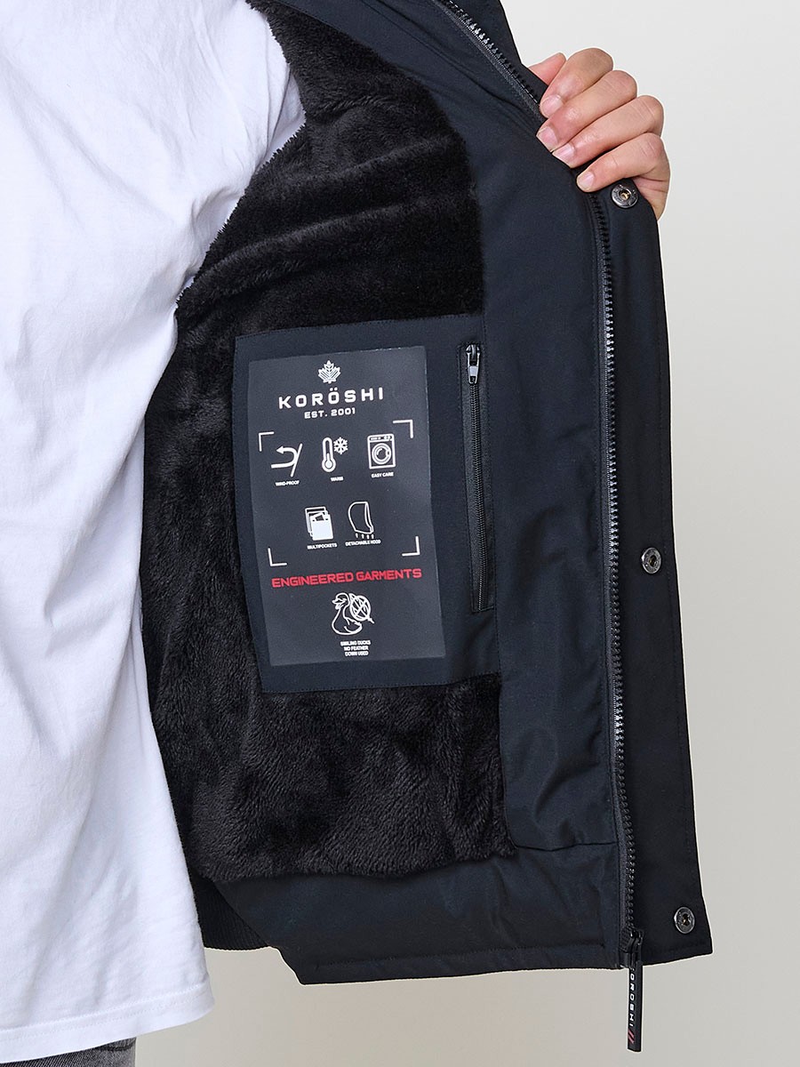 Gesteppte anthrazitfarbene Herrenjacke mit hohem Kragen, Kapuze, Reißverschluss und Taschen. Aus 100 % Polyester, warm, strapazierfähig und leicht. 8