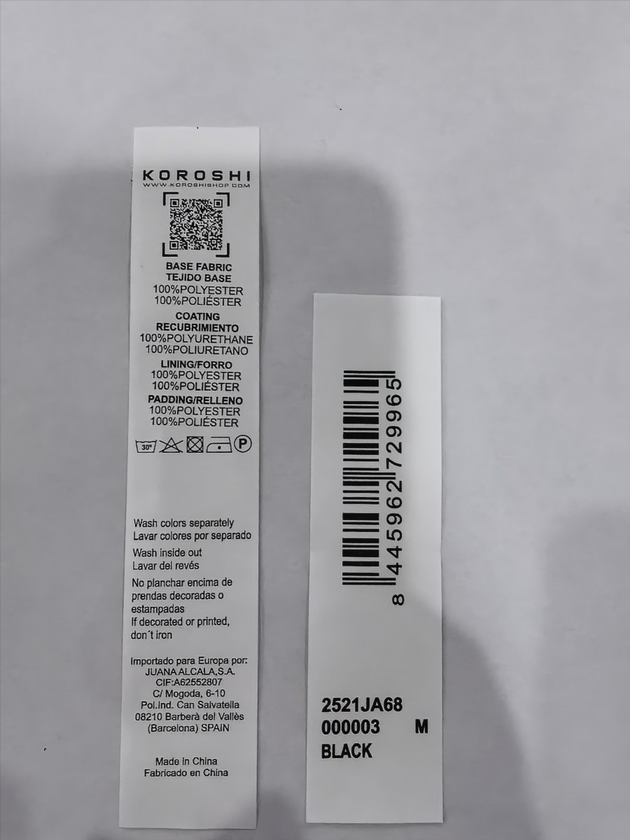 Schwarze gesteppte Herrenweste mit hohem Kragen und Frontreißverschluss. Aus 100 % Polyester, warm, leicht und strapazierfähig.