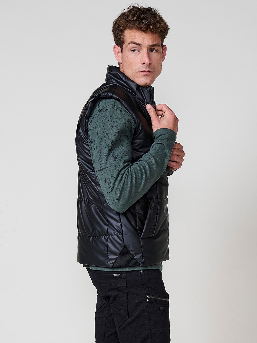 Schwarze gesteppte Herrenweste mit hohem Kragen und Frontreißverschluss. Aus 100 % Polyester, warm, leicht und strapazierfähig.