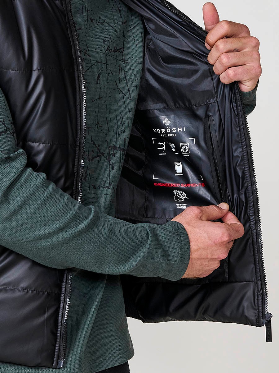 Schwarze gesteppte Herrenweste mit hohem Kragen und Frontreißverschluss. Aus 100 % Polyester, warm, leicht und strapazierfähig.