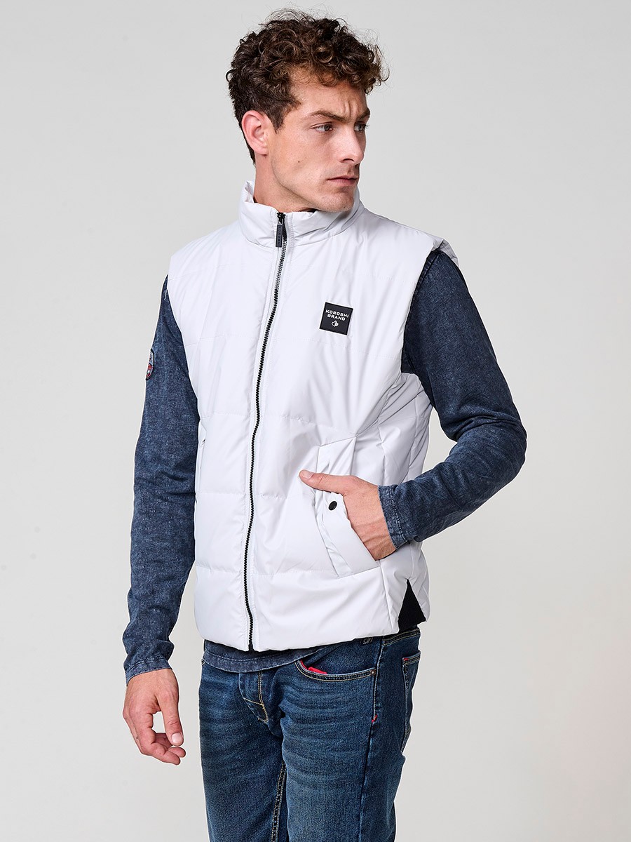 : Perlgraue gesteppte Herrenweste mit hohem Kragen und Frontreißverschluss. Aus 100 % Polyester, warm, leicht und strapazierfähig.
