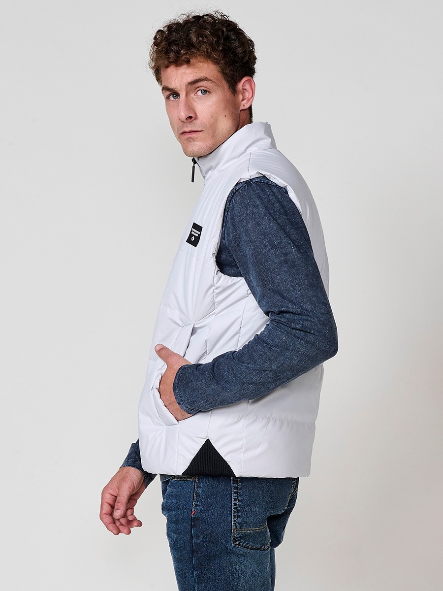 : Perlgraue gesteppte Herrenweste mit hohem Kragen und Frontreißverschluss. Aus 100 % Polyester, warm, leicht und strapazierfähig.
