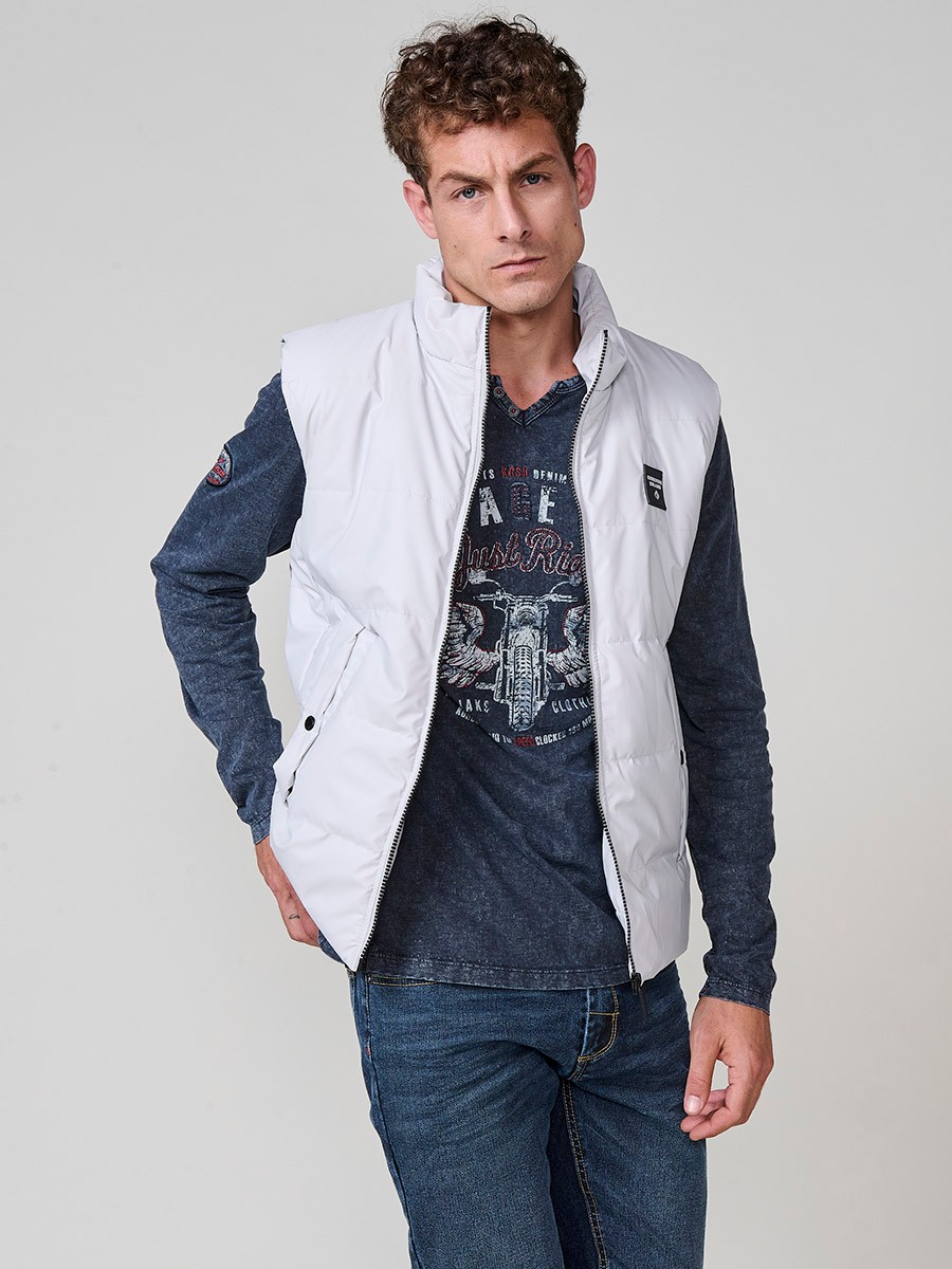 : Perlgraue gesteppte Herrenweste mit hohem Kragen und Frontreißverschluss. Aus 100 % Polyester, warm, leicht und strapazierfähig.