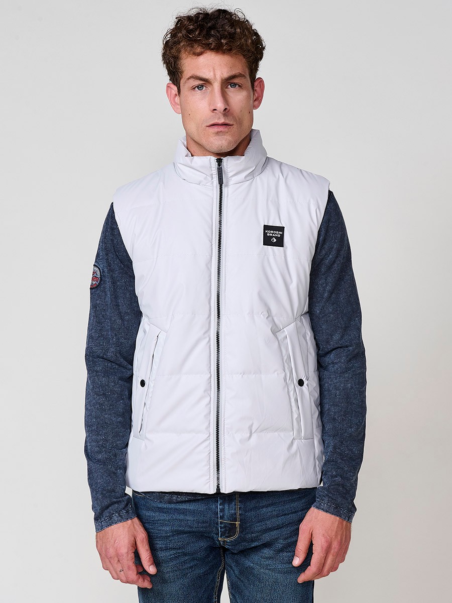 : Perlgraue gesteppte Herrenweste mit hohem Kragen und Frontreißverschluss. Aus 100 % Polyester, warm, leicht und strapazierfähig.
