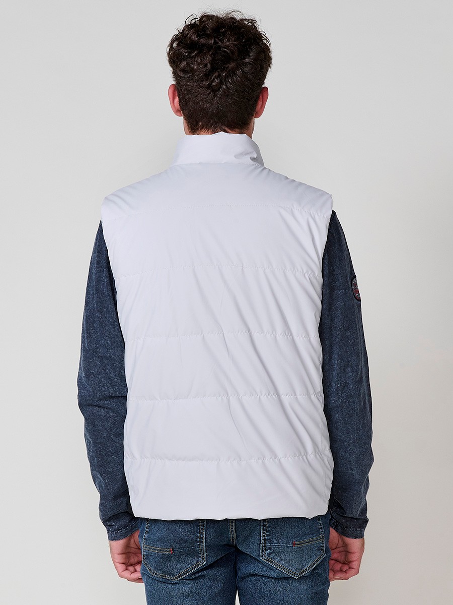 : Perlgraue gesteppte Herrenweste mit hohem Kragen und Frontreißverschluss. Aus 100 % Polyester, warm, leicht und strapazierfähig.