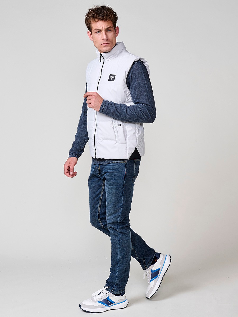 : Perlgraue gesteppte Herrenweste mit hohem Kragen und Frontreißverschluss. Aus 100 % Polyester, warm, leicht und strapazierfähig.