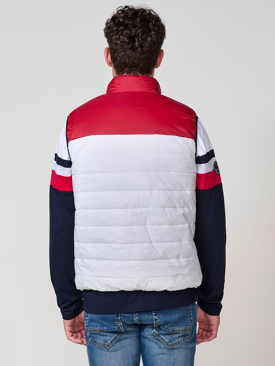 Armilla encoixinada reversible d’home navy amb coll alt i cremallera. Confeccionada en 100 % polièster, pràctica, lleugera i versàtil.